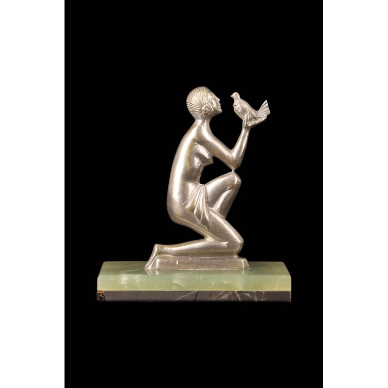 Art Deco beeldje "Jonge vrouw met vogel" in verzilverd brons en onyx