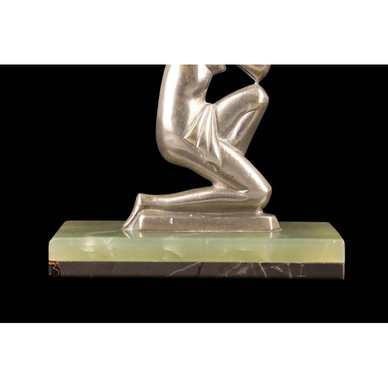 Art Deco beeldje "Jonge vrouw met vogel" in verzilverd brons en onyx