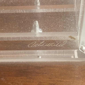 Arman zeefdruk op rechthoekig plexiglas