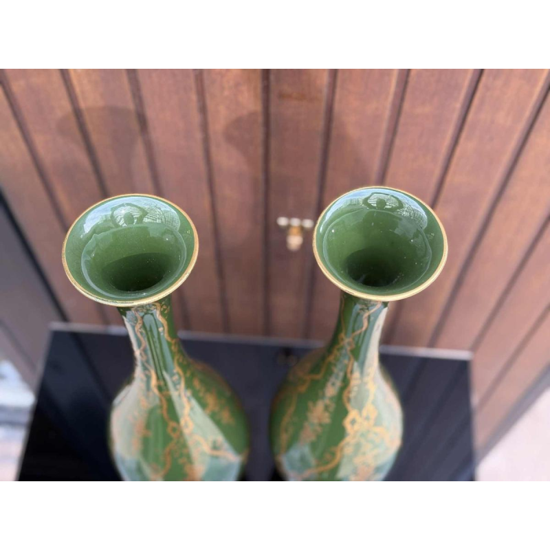 Paar grote 56cm groene 'Ibis' vazen in de Louis XVI stijl, Tours keramiek, ca 1900