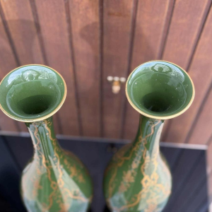 Paar grote 56cm groene 'Ibis' vazen in de Louis XVI stijl, Tours keramiek, ca 1900