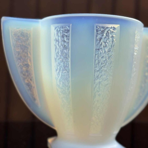 Cesari, vase / coupe Art Déco en verre opalescent, ca 1930