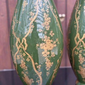 Paire de grands vases 56cm 'Ibis' vert de style Louis XVI, céramique de Tours, ca 1900