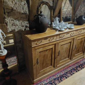 Groot volledig gerestaureerd Louis Philippe dressoir, 3 deuren 3 laden, 19e eeuw