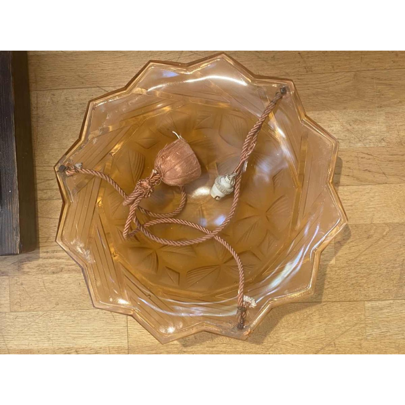 Plafonnier Art Déco en verre pressé moulé rose, motif géométrique floral stylisé, ca 1930