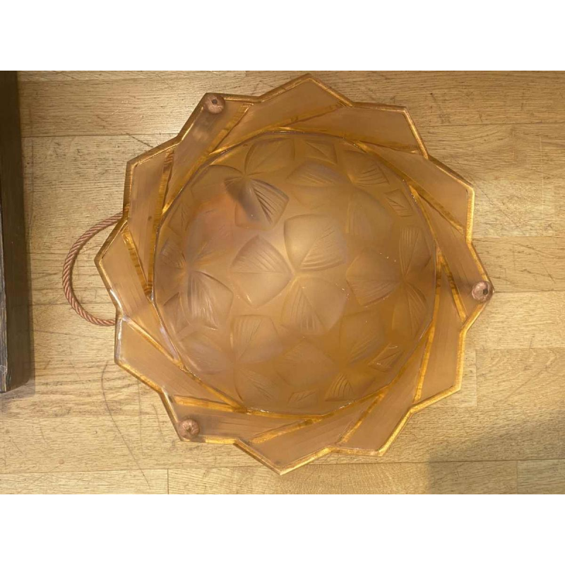 Plafonnier Art Déco en verre pressé moulé rose, motif géométrique floral stylisé, ca 1930