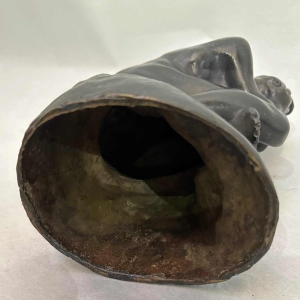 Antiek bronzen beeld in de stijl van De Denker van Rodin