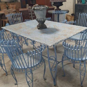 Blauw smeedijzeren tuinmeubilair in de Cap d'Ail stijl, 6 gekrulde fauteuils en 1 tafel, ca 1950