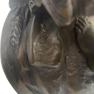 De mascotte van Auguste Dewever ondeugend bronze