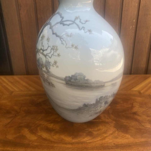Bing & Grondahl Denmark, vase en porcelaine à décor de paysage, ca 1920
