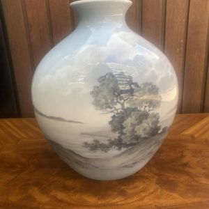 Bing & Grondahl Denmark, vase en porcelaine à décor de paysage, ca 1920