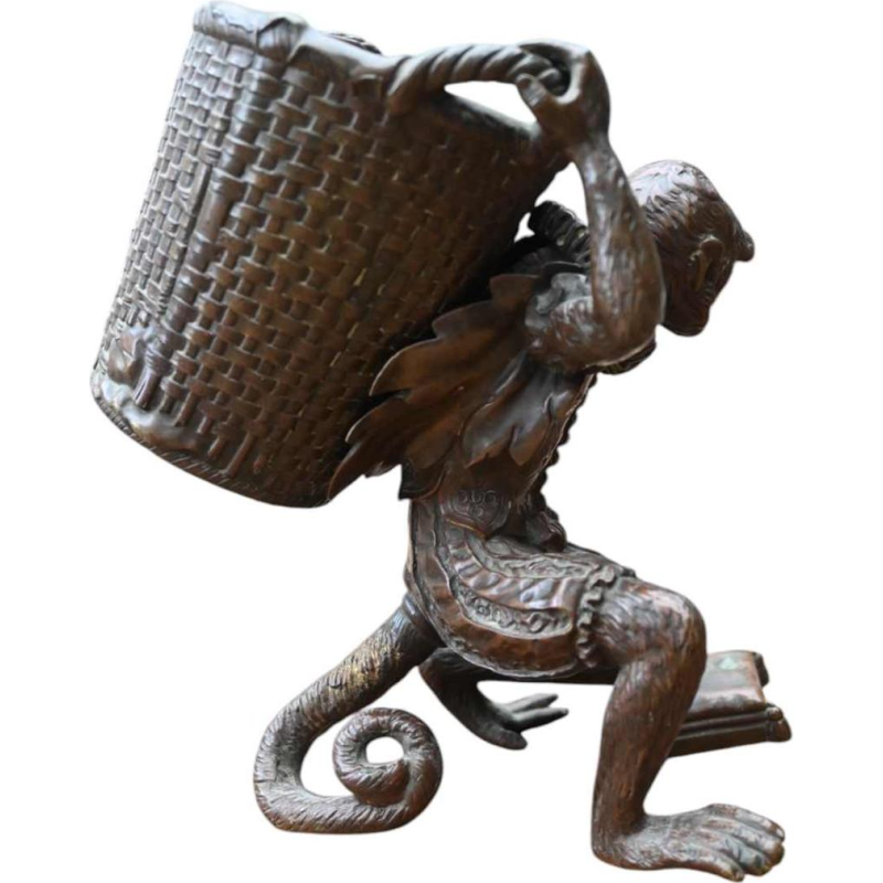 Bronzen beeld van een aap verkleed als markies, 19e eeuw