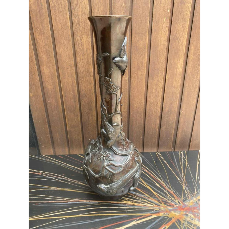 Vase japonais en bronze rehaussé d'oiseaux et feuilles, fin 19ème siècle