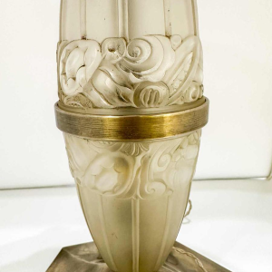 Daum Nancy, lampe de table Art Déco à motifs végétaux stylisés, verre pressé-moulé & acier, ca 1928-1930