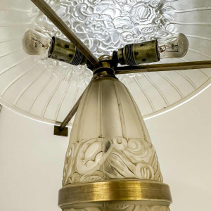 Daum Nancy, Art Deco tafellamp met gestileerde plantmotieven, geperst glas & staal, ca 1928-1930