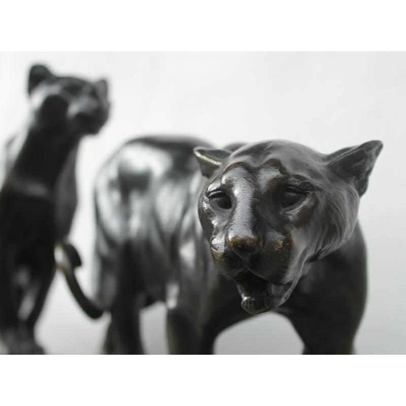 Couple de lionnes en bronze de Louis Riche,sculpteur français