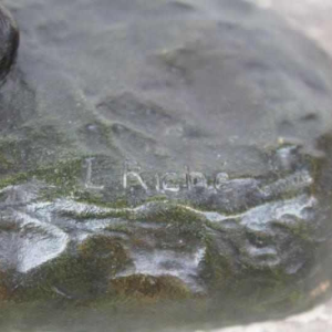 Een paar bronzen leeuwinnen van de Franse beeldhouwer Louis Riche.