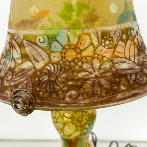 Muller Frères, rare lampe de table Art Nouveau, motifs floraux stylisés, verre dégagé à l'acide, armature acier gravé, ca 