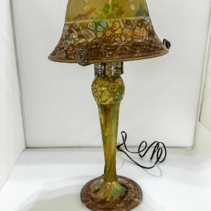 Muller Frères, zeldzame Art Nouveau tafellamp, gestileerde bloemmotieven, zuurgeëtst glas, gegraveerd stalen frame, ca 1918