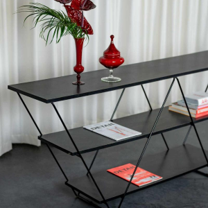 Louise Treschow voor Ikea 'Kavat' zelfdragende plank, zwart gelakt metaal, melamine, ca 1990