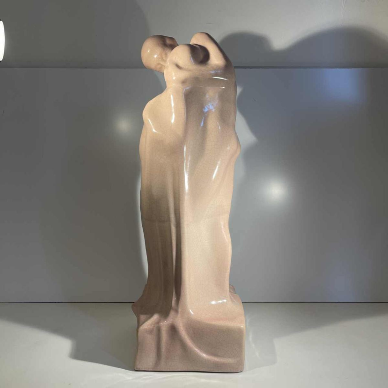 CRIS AGTERBERG / ROGER GUERIN 'De kus' beeld van omhelzend paar, Art Deco geglazuurd steengoed, ca. 1940