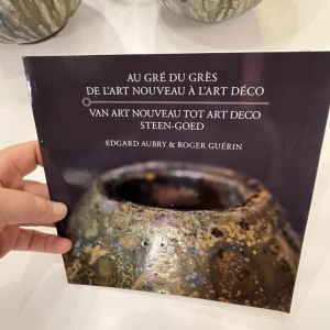 CRIS AGTERBERG / ROGER GUERIN 'De kus' beeld van omhelzend paar, Art Deco geglazuurd steengoed, ca. 1940