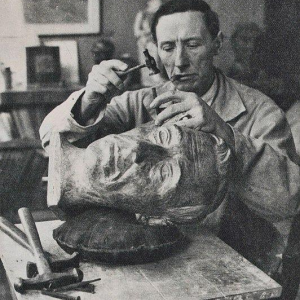 CRIS AGTERBERG / ROGER GUERIN 'De kus' beeld van omhelzend paar, Art Deco geglazuurd steengoed, ca. 1940