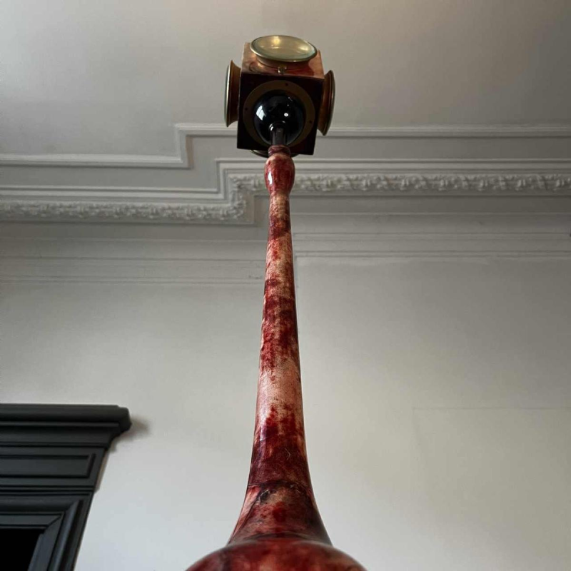 ALDO TURA, 'Oiseau' tafel / staande lamp, gelakt rood geitenleer perkament, Italië ca 1950