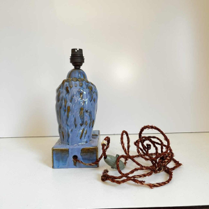 Sculpture 'Pe´lican' pied de lampe / encrier Art De´co en gre`s fin e´maille´, ca 1930