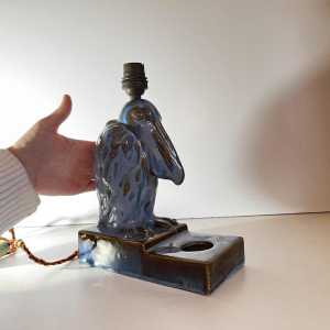 Sculpture 'Pe´lican' pied de lampe / encrier Art De´co en gre`s fin e´maille´, ca 1930