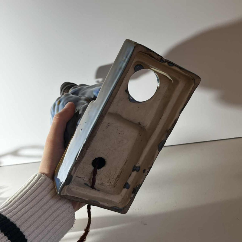 Sculpture 'Pe´lican' pied de lampe / encrier Art De´co en gre`s fin e´maille´, ca 1930