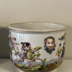 Capodimonte, paar plantenbakken, polychroom geëmailleerd porselein, antieke scènes decoratie in bas-reliëf, 19e eeuw