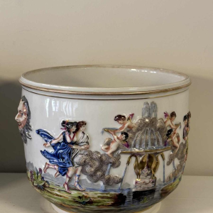 Capodimonte, paar plantenbakken, polychroom geëmailleerd porselein, antieke scènes decoratie in bas-reliëf, 19e eeuw