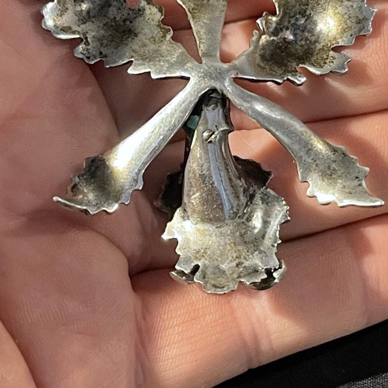 Broche ' Fleur Orchidée ou Iris ' en argent massif émaillé, milieu 20ème siècle