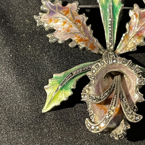 Massief zilveren geëmailleerde 'Orchidee of Iris bloem' broche, midden 20e eeuw