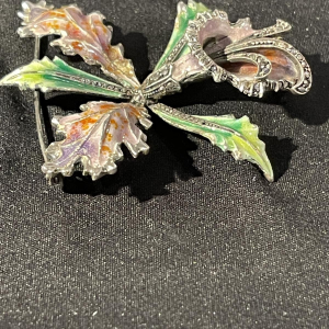 Massief zilveren geëmailleerde 'Orchidee of Iris bloem' broche, midden 20e eeuw