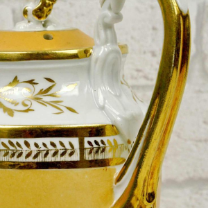 Porcelaine de Paris, grande cafetière - théière, début XIXe s