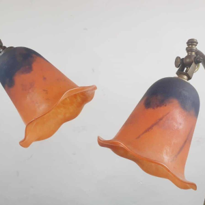 Daum Nancy, paar Art Nouveau lampen met bronzen voet en glazen tulpen, begin 20e eeuw