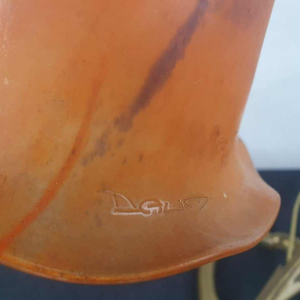 Daum Nancy, paire de lampes Art Nouveau pieds en bronze, tulipes en verre marmoréen, début XXe s