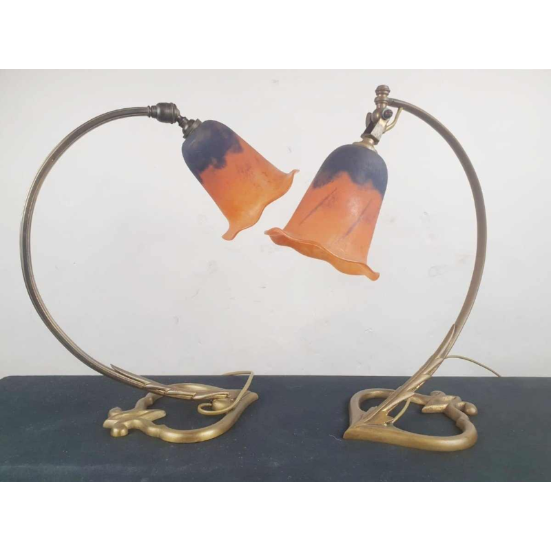 Daum Nancy, paar Art Nouveau lampen met bronzen voet en glazen tulpen, begin 20e eeuw