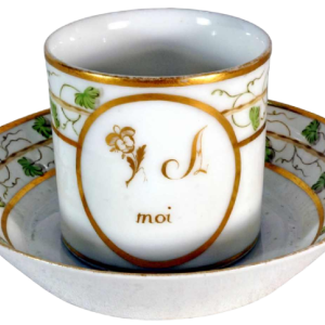 Porcelaine de Paris, tasse et sa soucoupe à décor de rebus, XVIIIe s