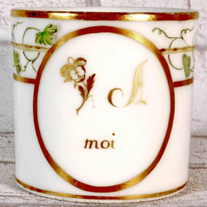 Porcelaine de Paris, tasse et sa soucoupe à décor de rebus, XVIIIe s