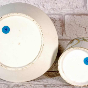 Porcelaine de Paris, tasse et sa soucoupe à décor de rebus, XVIIIe s