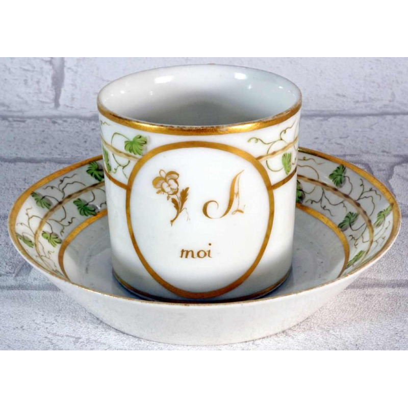 Porcelaine de Paris, tasse et sa soucoupe à décor de rebus, XVIIIe s