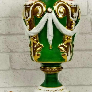 Porseleinen vaas met kariatide versiering en verguld bronzen montuur, 19e eeuw