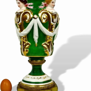 Vase en porcelaine à décor de cariatides et monture en bronze doré, XIXe s