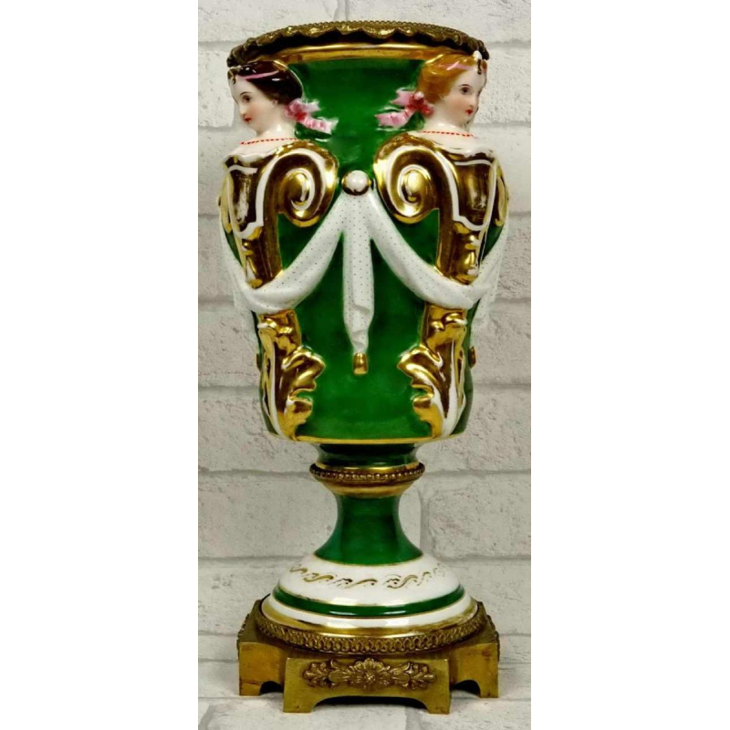 Porseleinen vaas met kariatide versiering en verguld bronzen montuur, 19e eeuw