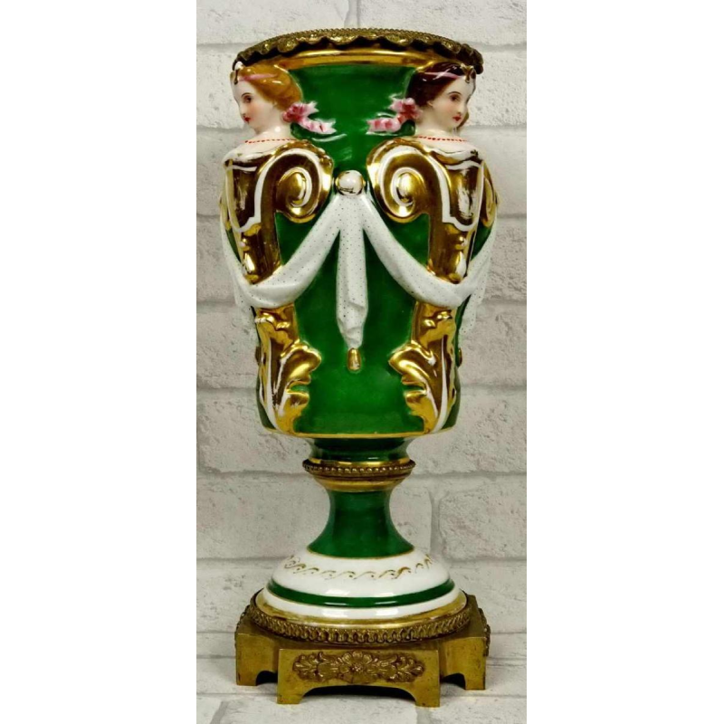 Vase en porcelaine à décor de cariatides et monture en bronze doré, XIXe s