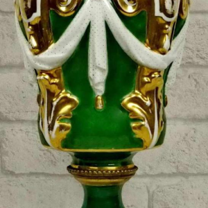 Porseleinen vaas met kariatide versiering en verguld bronzen montuur, 19e eeuw