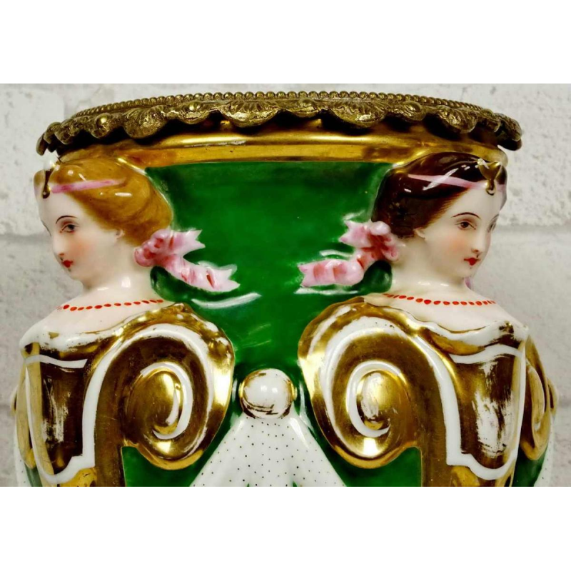 Porseleinen vaas met kariatide versiering en verguld bronzen montuur, 19e eeuw